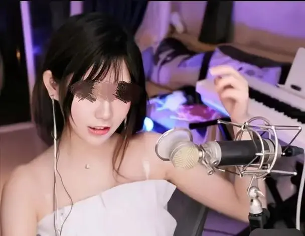 游泳馆里的两个教练孟月月