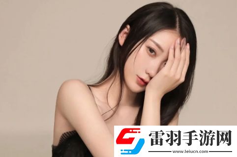 水帘白瀑如饥似渴一丛金黄
