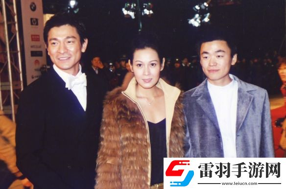 王宝强微博晒与刘德华刘若英19年前合照！回忆满满