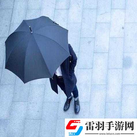 男生戴小雨伞的别样趣味