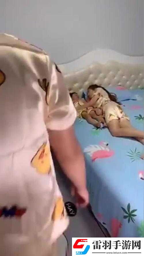 抱着儿媳妇睡觉