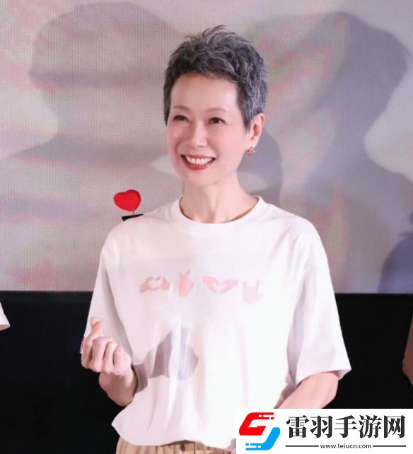60岁叶童满头白发遭吐槽太显老！本人回应