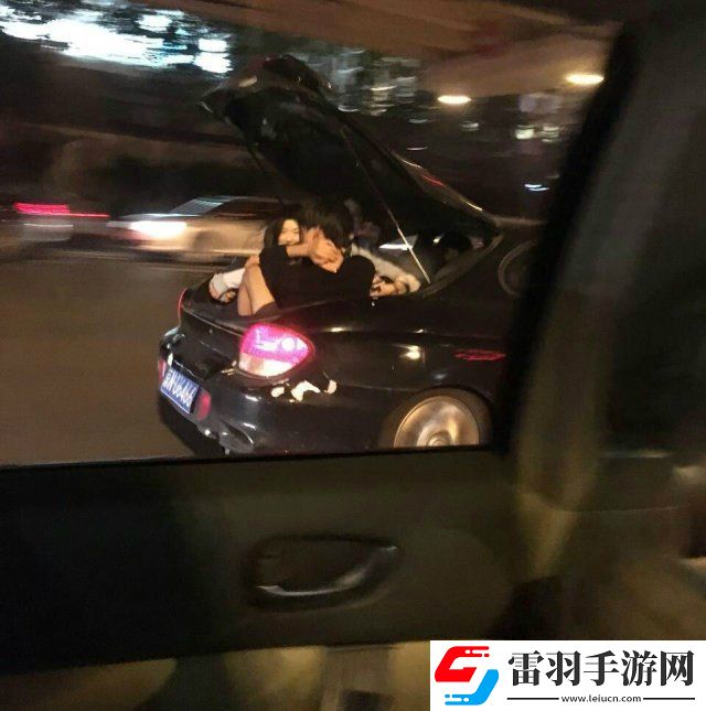 打网球的妹子都好凶一句不合就要抽人