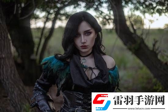 国外小姐姐COS巫师叶奈法颇具异域风情超吸睛