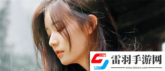 游泳馆里的两个教练孟月月