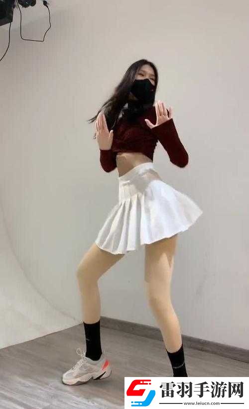 女生QQ弹弹跳舞