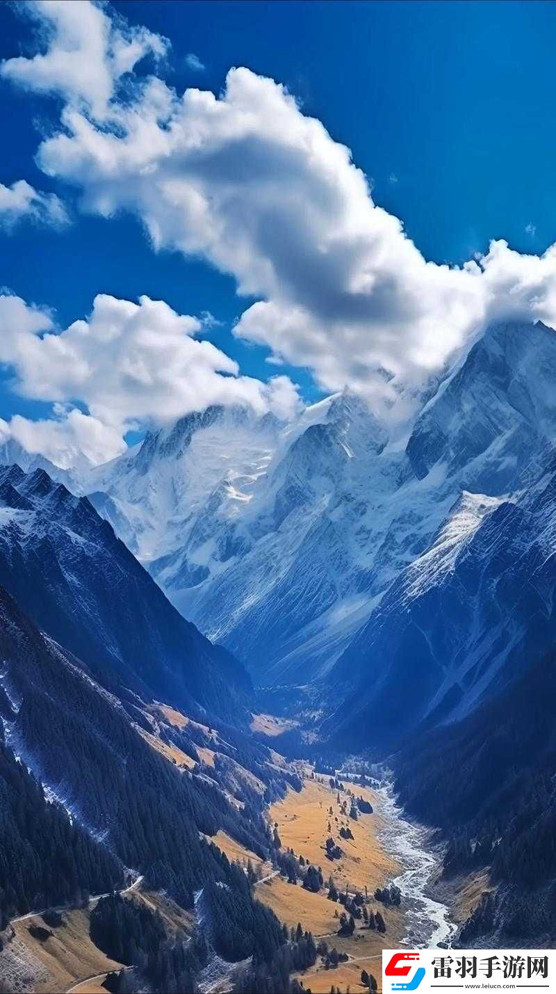 高耸的雪峰衬着巨大的蓝天