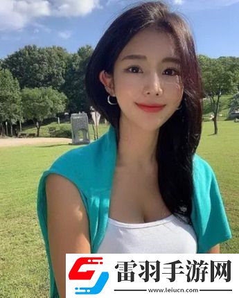 宝宝扶着水池乖乖让爸爸洗头