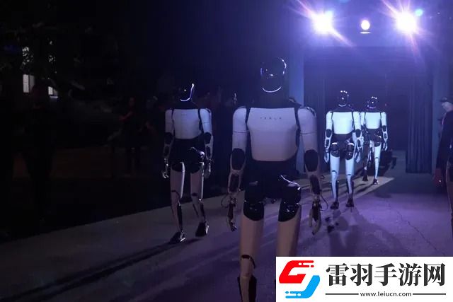 特斯拉Robotaxi终亮相