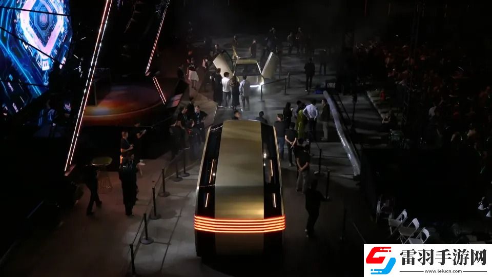 特斯拉Robotaxi终亮相
