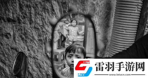 看镜子里