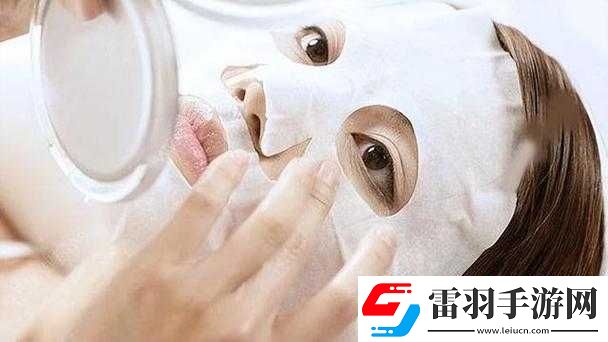 一个在上吃一个在下面敷面膜