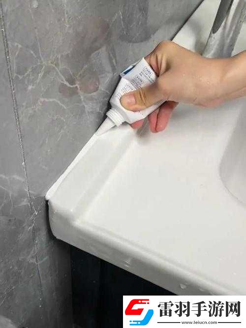 手指划入缝隙挖水技巧