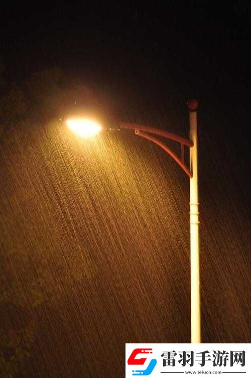 外回り中に突然の大雨一雨宿重新站起来了