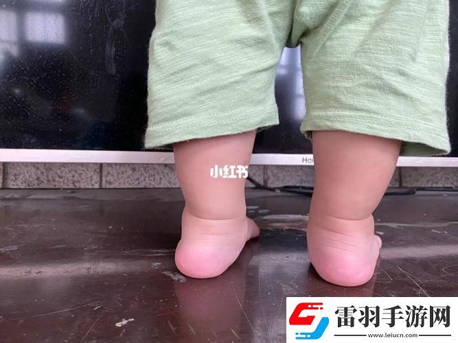 “潮流萌宝脚翘‘嗯’揭秘”