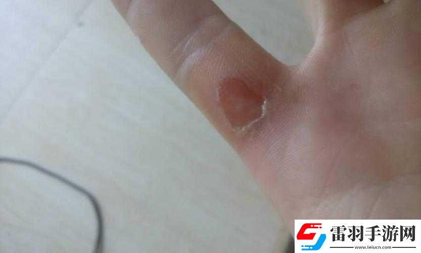 手指划入缝隙挖水