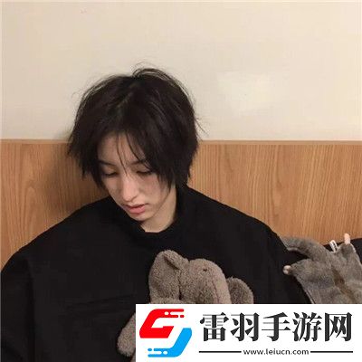 最新版高颜值好看的短发女生头像小清新相比于喜欢你我想我应该先爱自己