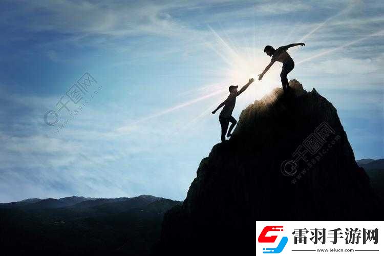 手握两座高耸的山