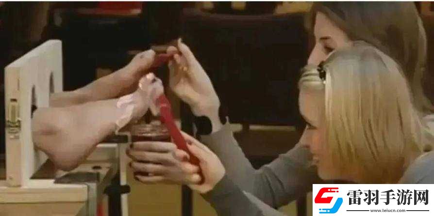 女孩子罪犯涂蜂蜜放山羊引争议