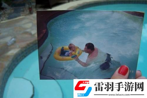 当现实与回忆重叠的瞬间泪水划过洒向照片