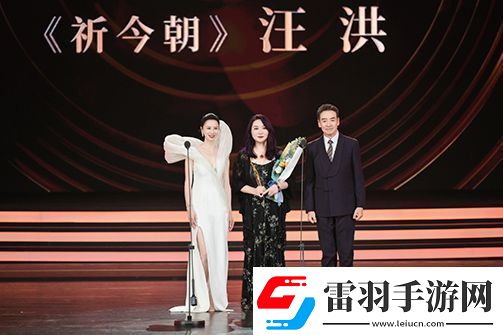 演员寇振海为“最佳青年剧集编辑”获奖短片颁奖