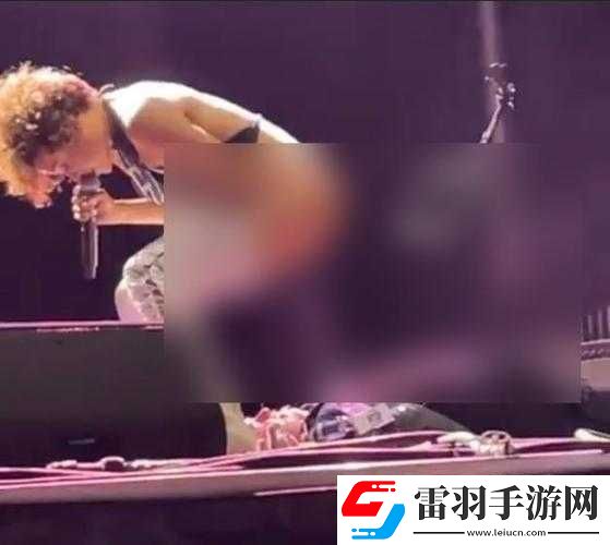 女生内衣内裤脱给男生舔尿尿视频