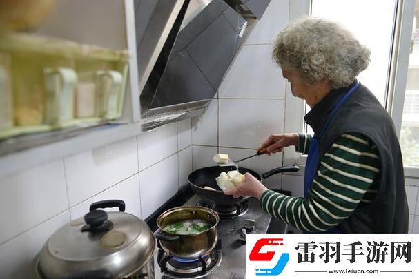 中午妈妈在厨房做饭温暖的味道