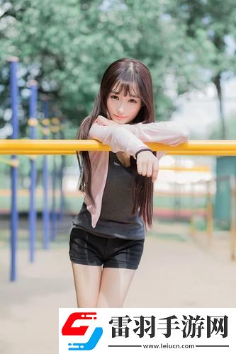 游泳馆里的两个教练孟月月热心教学
