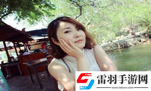 中午妈妈在厨房做饭