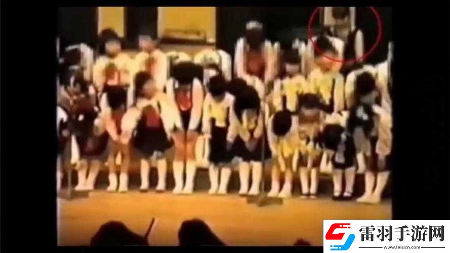 小女孩吃小男孩小叮当视频
