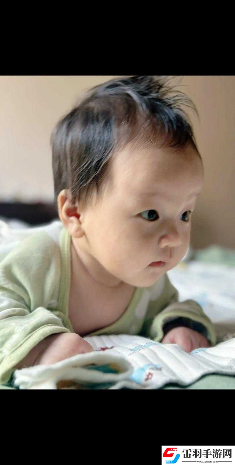 宝宝把腿抬起来靠墙上