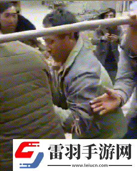 猴子来了都不知道先打哪一个动图教你怎么缓解尴尬