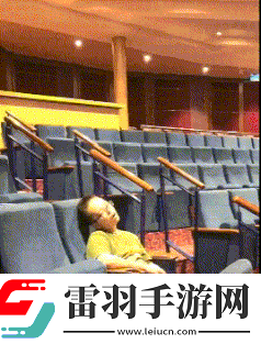 猴子来了都不知道先打哪一个动图教你怎么缓解尴尬