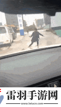 猴子来了都不知道先打哪一个动图教你怎么缓解尴尬