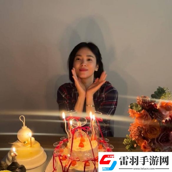 43岁宋慧乔晒生日照一头干练短发托腮浅笑宛如20岁