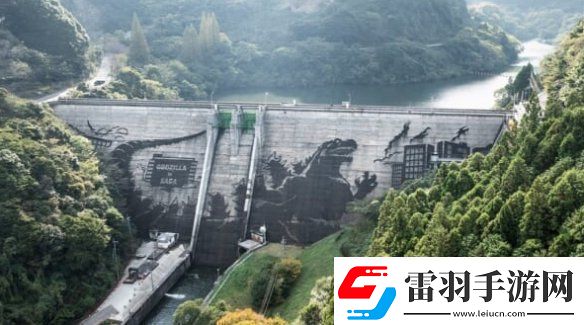 日本佐贺水库大坝惊现哥斯拉壁画！看似天成实际人为