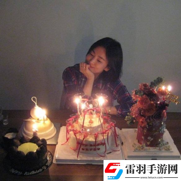 43岁宋慧乔晒生日照一头干练短发托腮浅笑宛如20岁