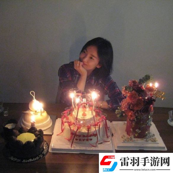 43岁宋慧乔晒生日照一头干练短发托腮浅笑宛如20岁