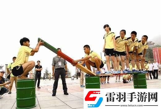 揭秘上课遭夹击一节课的跳D体验艰辛与乐趣的碰撞讲述努力与坚持的青春故事