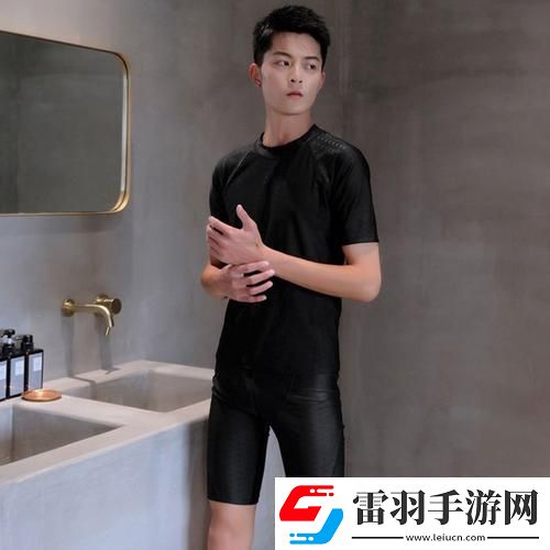 “男高泳裤大包笑侃络风云”
