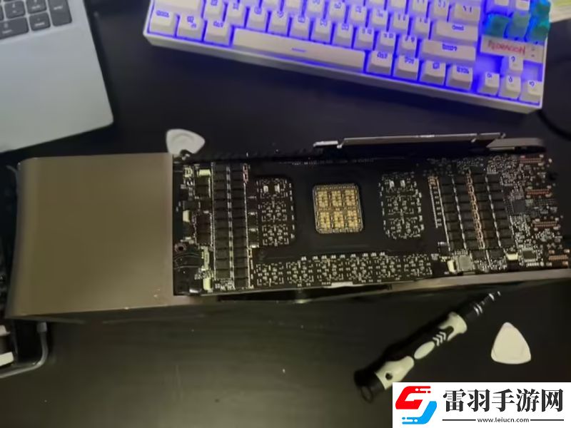 英伟达RTX4090Ti旗舰显卡曝光尺寸庞大并采用四槽设计