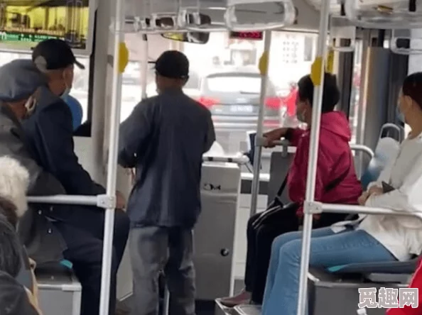 公交车掀开奶罩边躁狠狠躁说说乘客目睹惊人一幕现场气氛瞬间紧张至极引发热议！