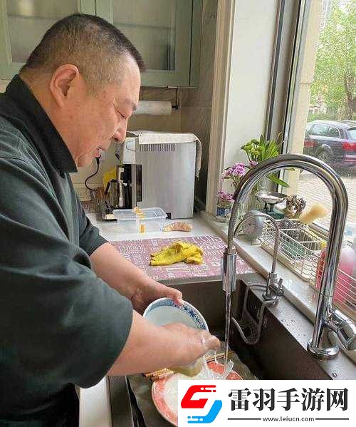 厨房里叔叔阿姨辛苦真不易