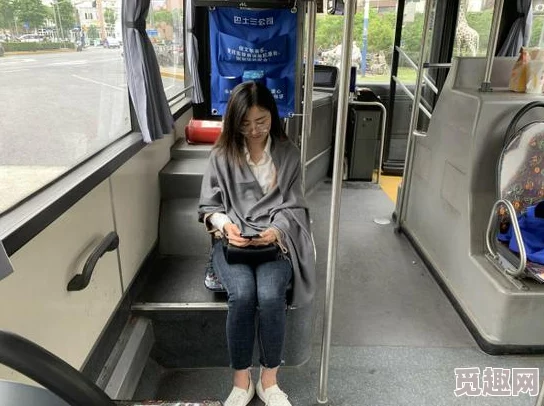 公交车掀开奶罩边躁狠狠躁说说乘客目睹惊人一幕现场气氛瞬间紧张至极引发热议！