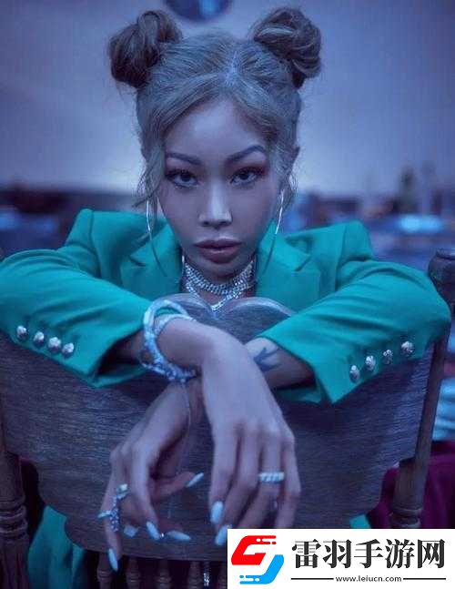亚洲女