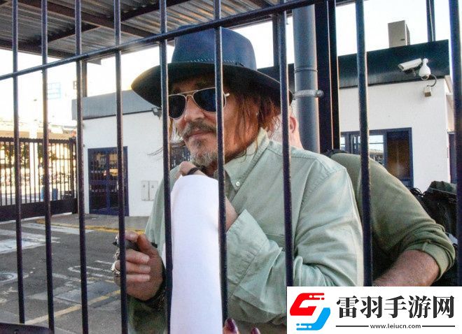 约翰尼·德普隔铁窗互动