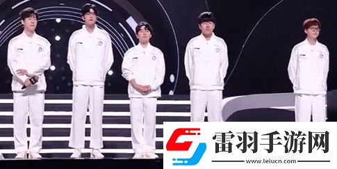 英雄联盟骆歆穿新IG队服亮相