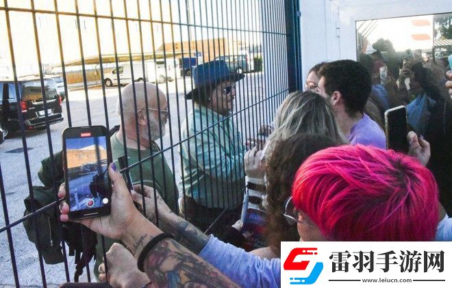 约翰尼·德普隔铁窗互动