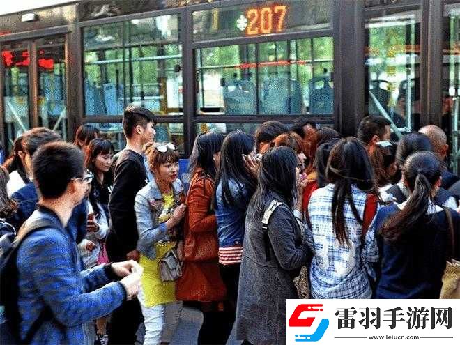 在拥挤的公交车上度过了漫长的