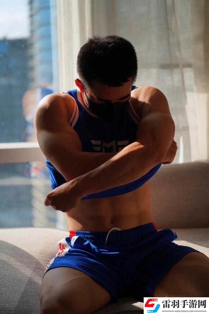 两男三女与大黑猛男的激情互动